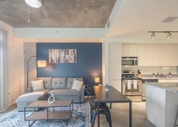 Lovely 1bd - Downtown - Gym, Pool, Parking *