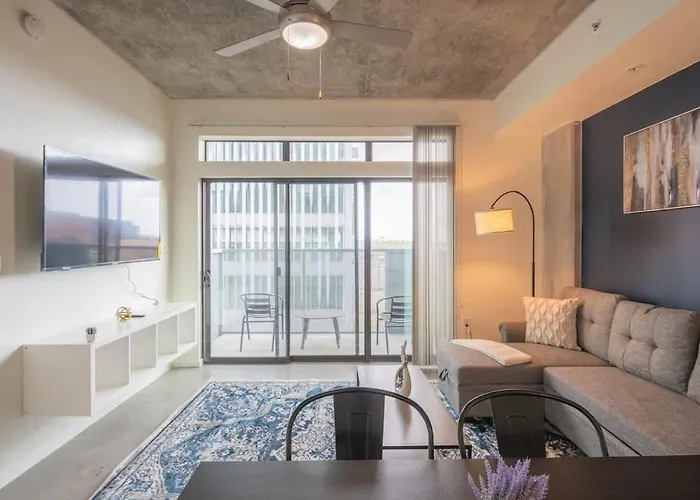 Lovely 1bd - Downtown - Gym, Pool, Parking *