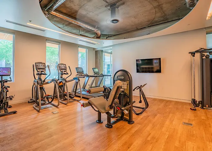 Lovely 1bd - Downtown - Gym, Pool, Parking Apartment
