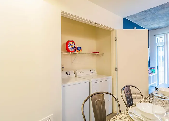 Lovely 1bd - Downtown - Gym, Pool, Parking *